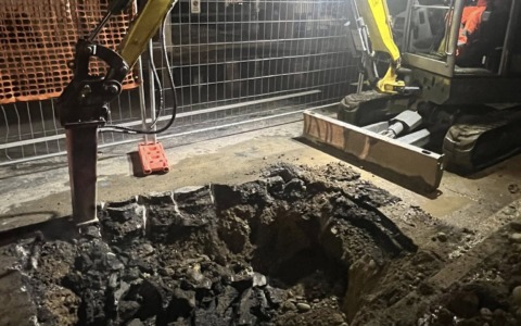 Grossa perdita d’acqua sotto terra: prima notte di lavori