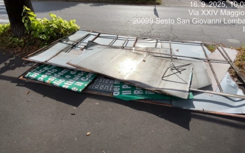 Rimossi i cartelloni con gli articoli della Costituzione: “Speriamo che non finiscano in discarica”