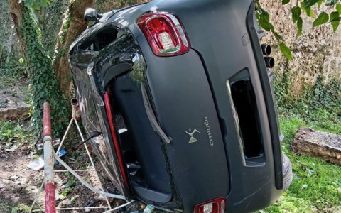 Auto sfonda un muretto in curva e cade nella scarpata, ma dov’è il conducente?