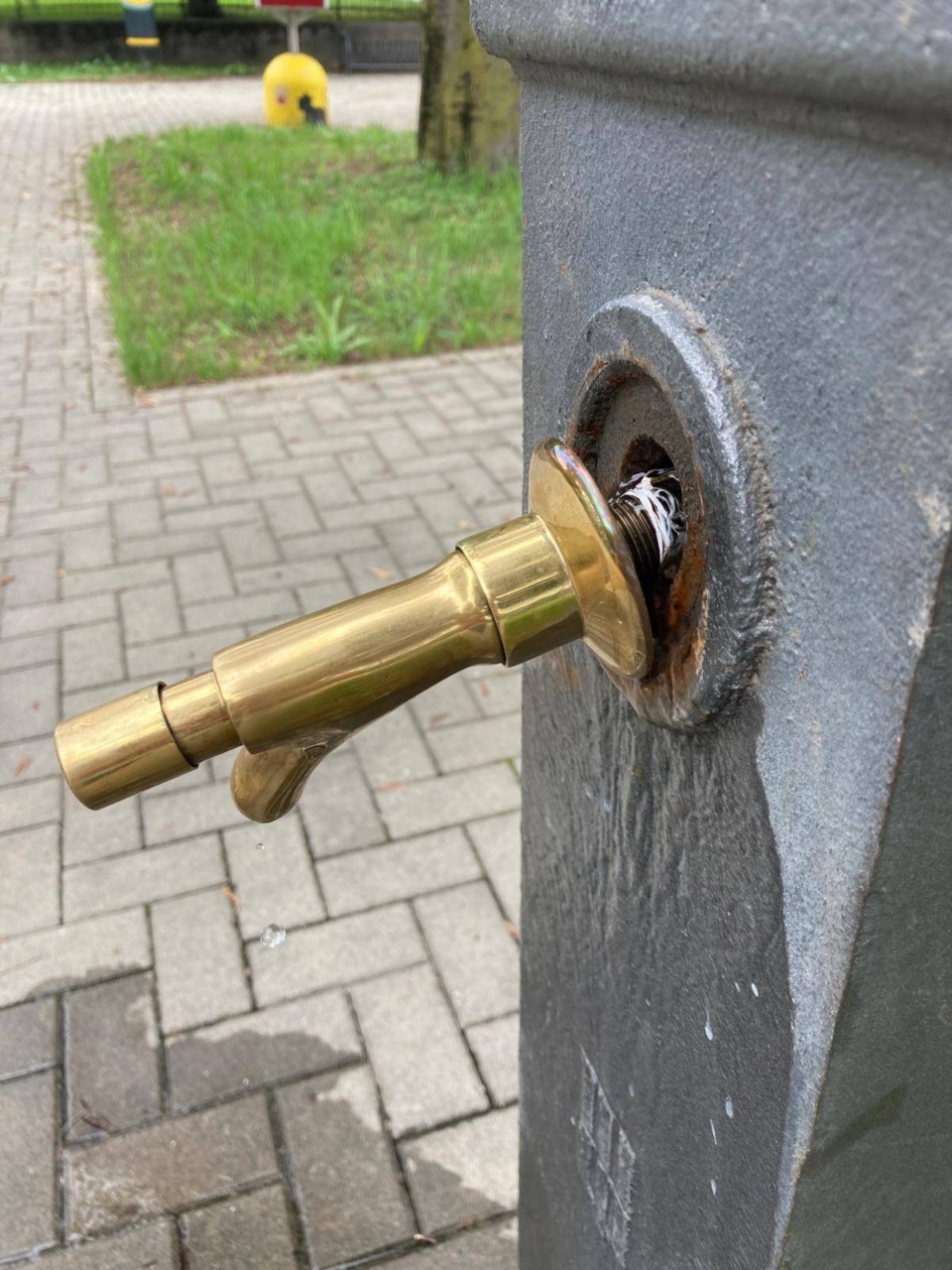 Danneggiata la fontanella al parchetto di Torrazza, il Comune: “Chi sa, parli”
