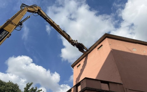 Iniziati i lavori di abbattimento dell’ex cinema fondato nel 1911: al suo posto un condominio