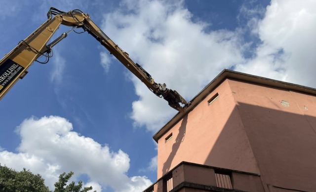 Iniziati i lavori di abbattimento dell’ex cinema fondato nel 1911: al suo posto un condominio