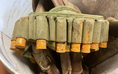 Discarica abusiva nei campi: tra i rifiuti anche un fucile con cartucce