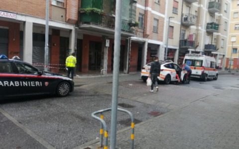 Giovane accoltellato alla schiena intervengono ambulanza, automedica e Carabinieri