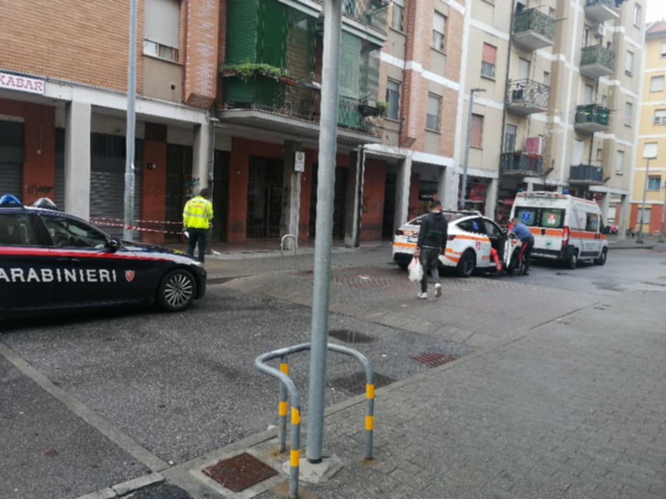 Giovane accoltellato alla schiena intervengono ambulanza, automedica e Carabinieri