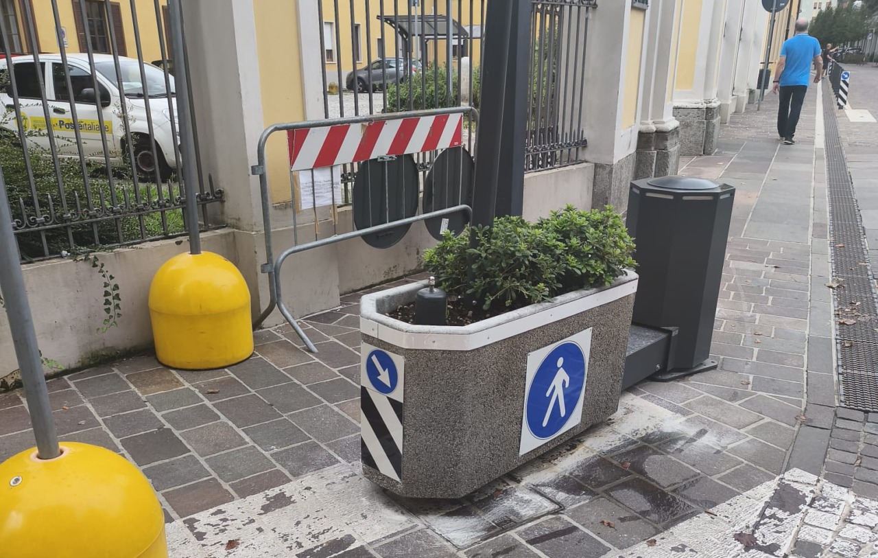 Fioriere rotanti per proteggere l’area pedonale del centro