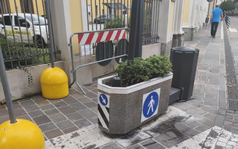 Fioriere rotanti per proteggere l’area pedonale del centro
