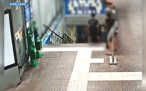 Pugni e calci per rubare una collanina in stazione: arrestati due 25enni