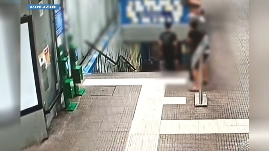 Pugni e calci per rubare una collanina in stazione: arrestati due 25enni