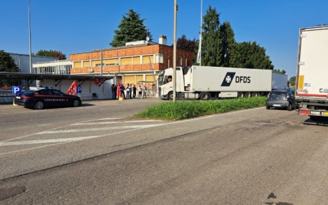 Sciopero alla Generalfrigo: operai bloccano i cancelli, file di camion in strada