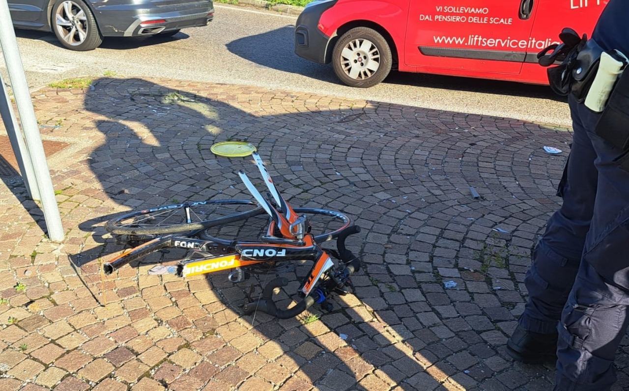Bicicletta schiacciata da un camion, ferito ciclista 32enne
