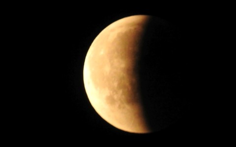 Eclissi totale di luna: questa sera si potrà osservare il fenomeno astronomico più atteso del 2025