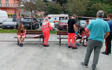 Scoppia una lite per strada, un ragazzino rimane ferito