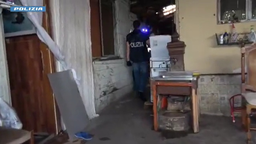 Esperti di furti fermati dalla Polizia di Stato: a tradirli le immagini delle telecamere di sicurezza