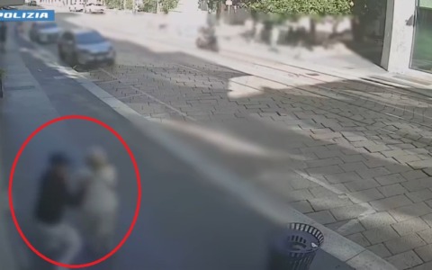 Strappa le collane a un’anziana e la fa cadere a terra: gli agenti lo inchiodano con le telecamere