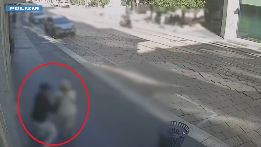 Strappa le collane a un’anziana e la fa cadere a terra: gli agenti lo inchiodano con le telecamere