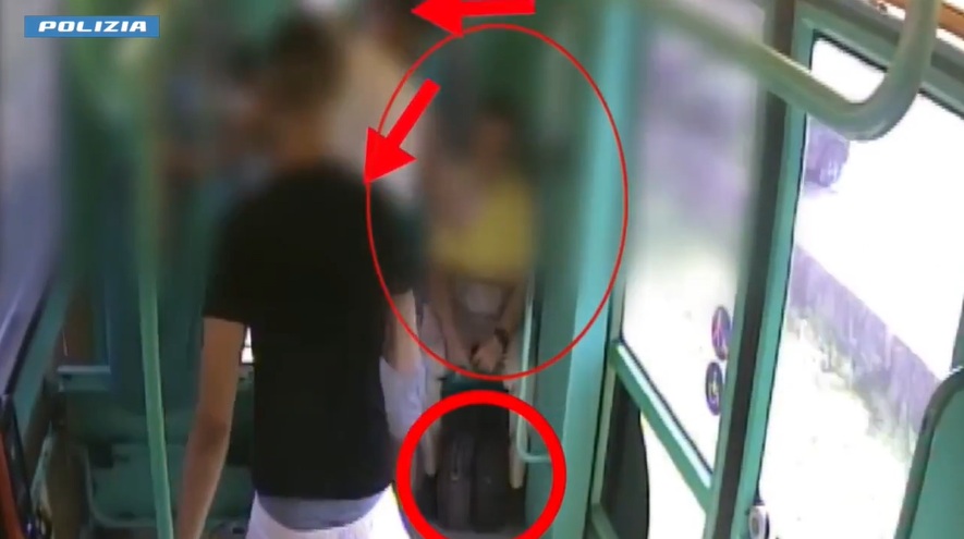 Picchiarono e rapinarono un disabile alla fermata del tram: arrestati