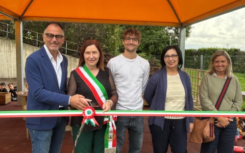 Taglio del nastro per la copertura dell’aula all’aperto della scuola dell’infanzia