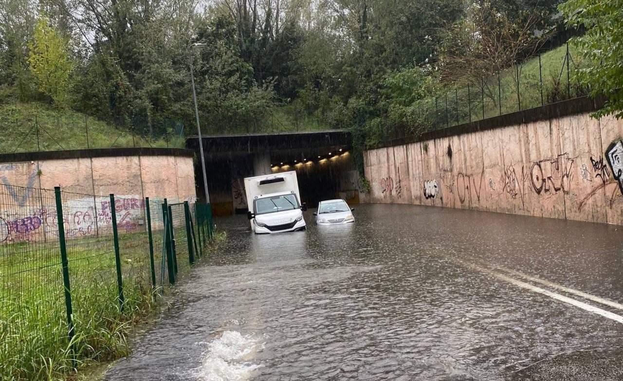 Tunnel allagato per il maltempo: veicoli bloccati nell’acqua alta