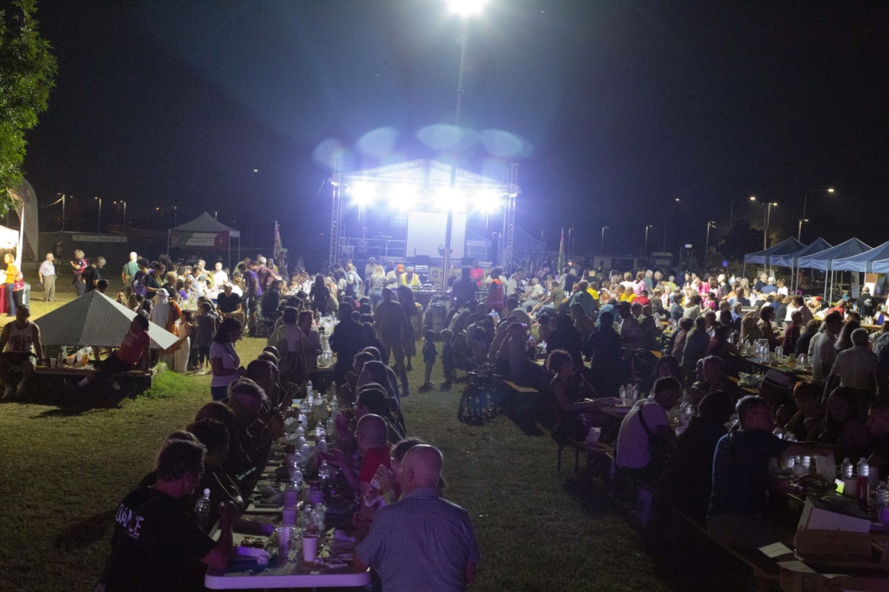 Con centinaia di persone a cenare nel parco si è conclusa la seconda festa cittadina