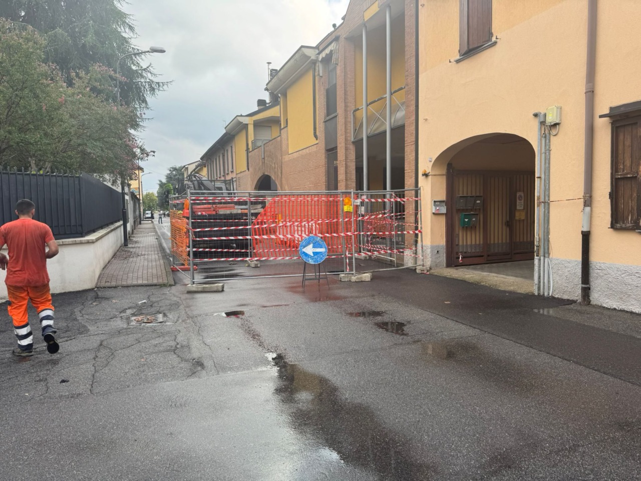 Lavori urgenti alla fognatura: strada chiusa e centro tagliato in due