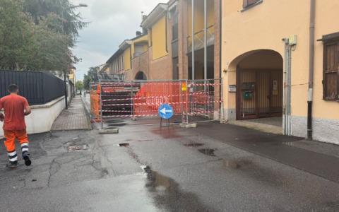 Lavori urgenti alla fognatura: strada chiusa e centro tagliato in due
