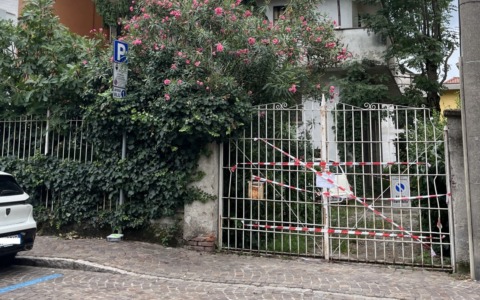 Piena di rifiuti e infestata dai topi: sequestrata la “casa da incubo”