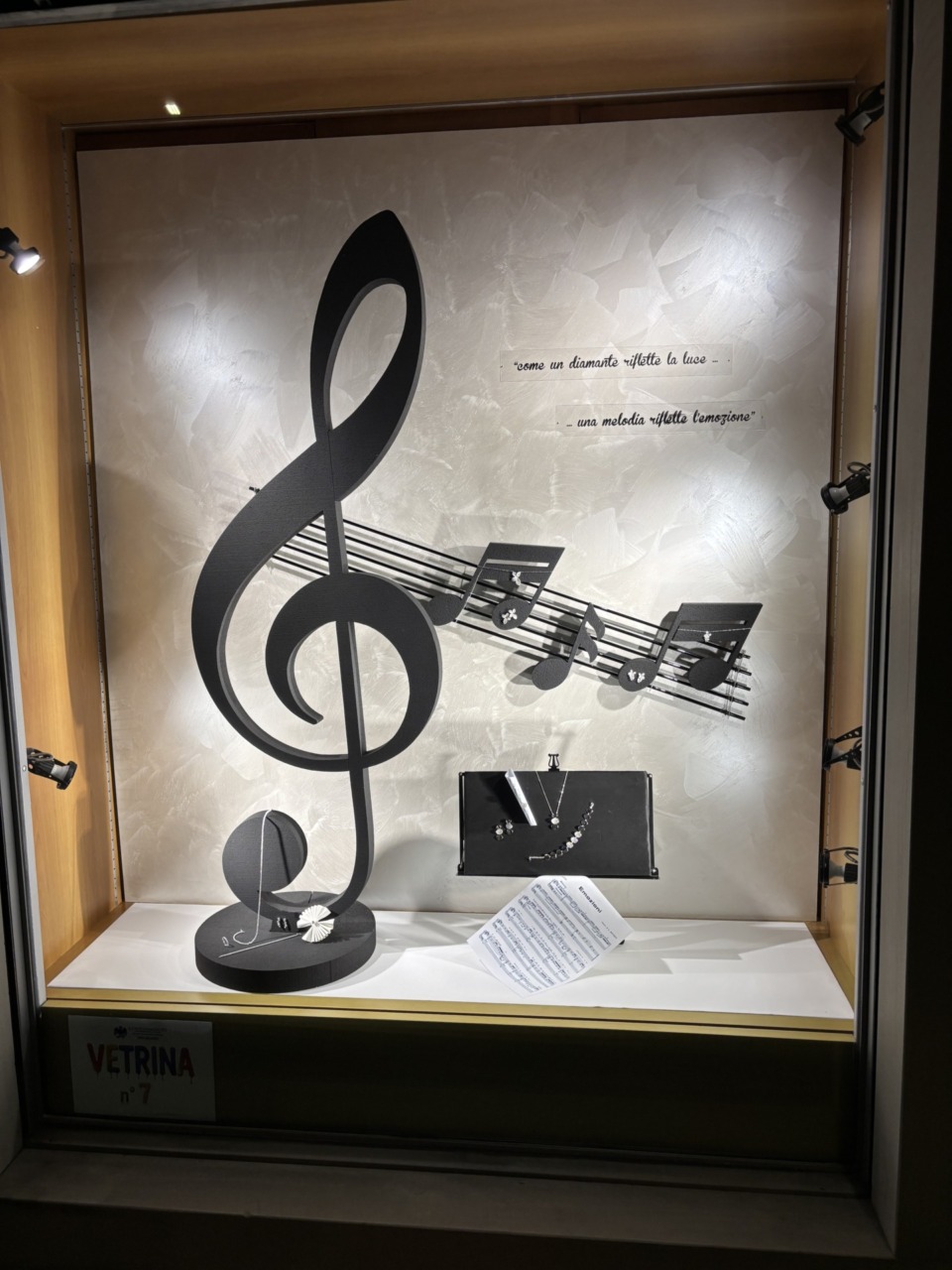 Concorso vetrine: ad Arte del Regalo il premio della giuria tecnica, a Nexo Chocolate quello della giuria popolare