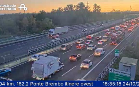 Incidente tra auto, otto chilometri di coda in autostrada tra Capriate e Trezzo