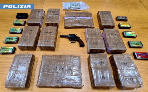 Fratello e sorella spacciatori in società: trovati con 6mila euro in contanti e 15 chili di hashish