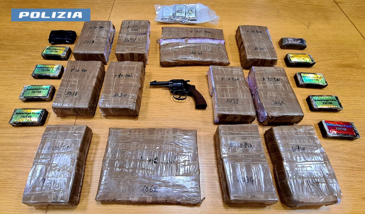 Fratello e sorella spacciatori in società: trovati con 6mila euro in contanti e 15 chili di hashish