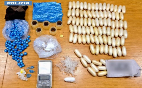 Nascondeva la “coca” in frigo e in un calzino sotto il letto: arrestato spacciatore portoghese