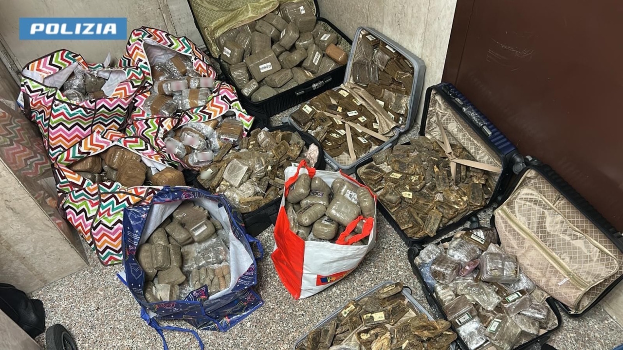Beccati con 220 chili di hashish: due arresti della Polizia di Stato