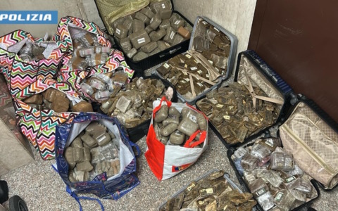 Beccati con 220 chili di hashish: due arresti della Polizia di Stato