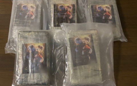 Aveva cinque chili di cocaina nascosti nel doppiofondo della sua auto: arrestato