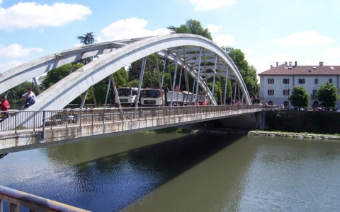 Auto sfrecciano sul ponte dell’Adda: il Comune pensa agli autovelox