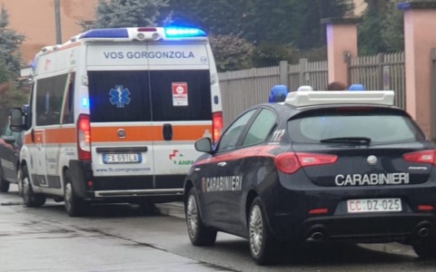 Mamma e figlia di 2 anni urtati sulle strisce pedonali: intervengono ambulanza e Carabinieri