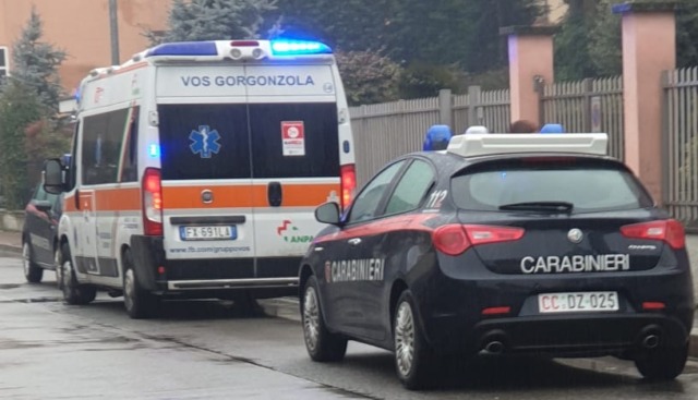 Mamma e figlia di 2 anni urtati sulle strisce pedonali: intervengono ambulanza e Carabinieri