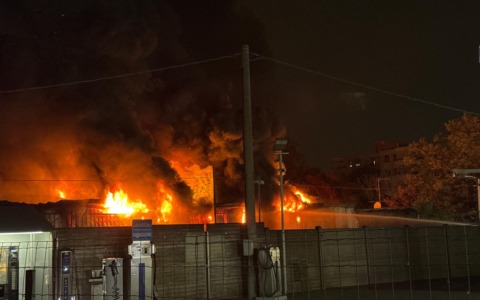 Devastante incendio in un capannone: analisi su fumi e acque del depuratore