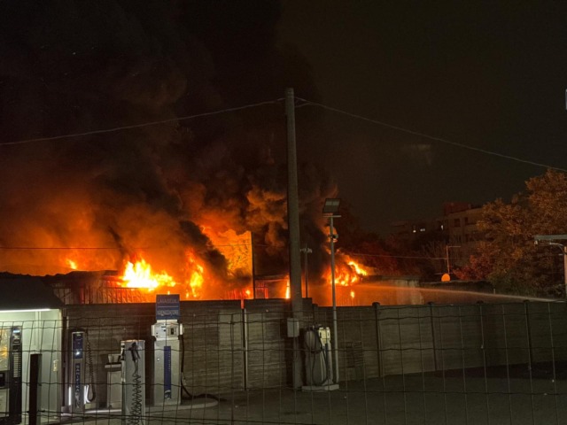 Devastante incendio in un capannone: analisi su fumi e acque del depuratore