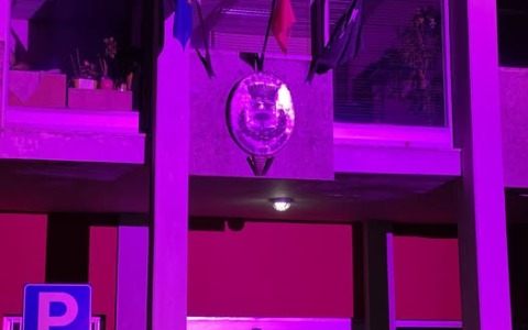 Municipio illuminato di rosa a Cassina de’ Pecchi per sostenere l’Airc