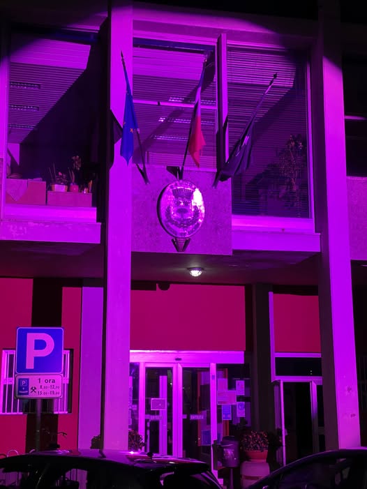 Municipio illuminato di rosa a Cassina de’ Pecchi per sostenere l’Airc