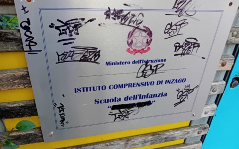 Beccati due 16enni imbrattatori seriali: ora dovranno ripulire tutto