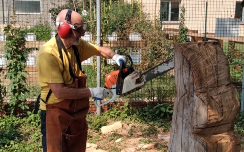 Il coniglio di legno di Liscate: quando un tronco morto rinasce come arte nel Parco Mainardi