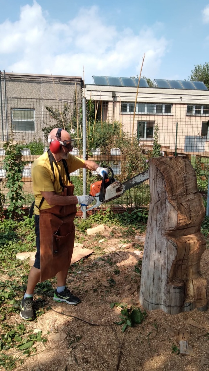 Il coniglio di legno di Liscate: quando un tronco morto rinasce come arte nel Parco Mainardi