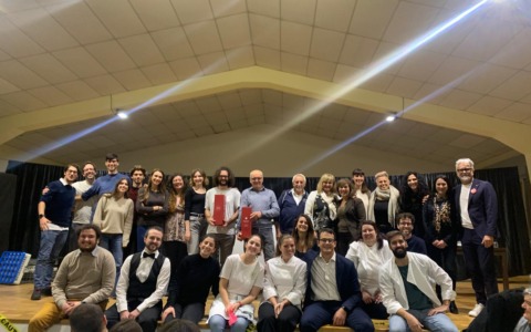 Una serata da Sherlock Holmes: cibo, indagini, spettacolo e la solidarietà per i progetti Aleimar Onlus