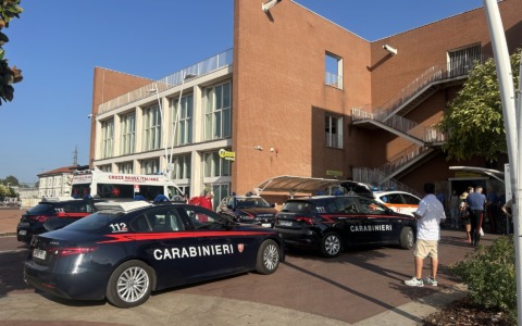 Rapinato in stazione ferroviaria “denuncia” il prefetto di Milano: “Deve fare di più per la sicurezza”