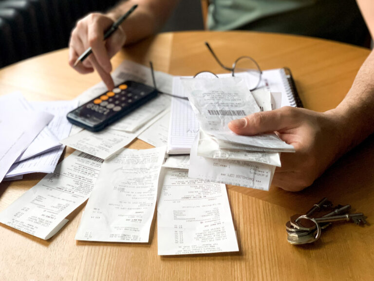 Leggere la bolletta della luce per risparmiare: a quali voci prestare attenzione