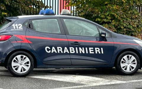 Sfila il cellulare a una pendolare: addosso aveva altri smartphone, una collanina strappata e psicofarmaci