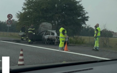 Auto distrutta dalle fiamme: conducente riesce a mettersi in salvo